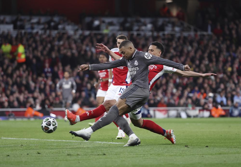 彭馬送靚鞋給艾達拿拜奧.